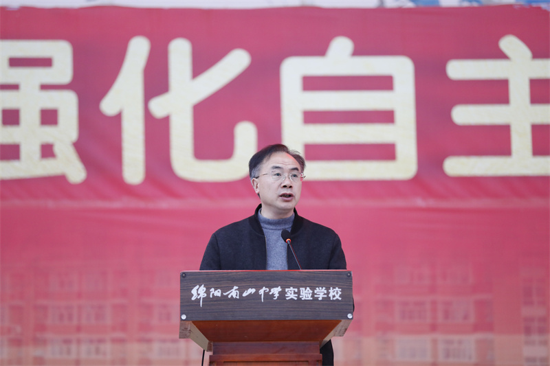 004学校党委书记李芝猛发表致辞